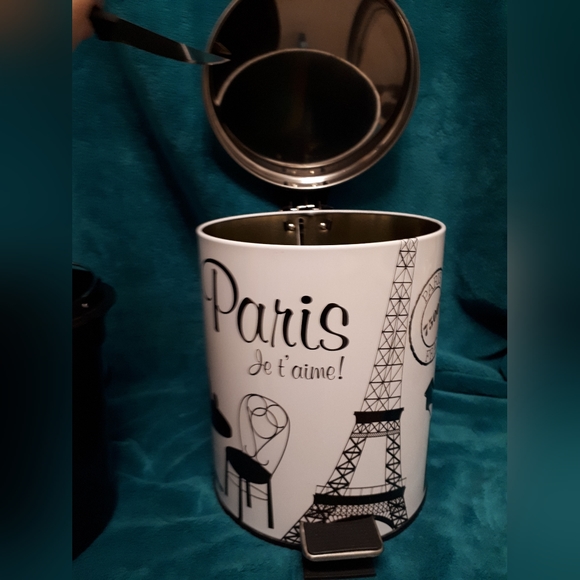 Bedroom or Powder room pedal bin - Picture 2 of 11